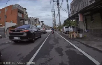 桃園平鎮金陵路汽機車碰撞　轉彎轎車與機車路口發生事故