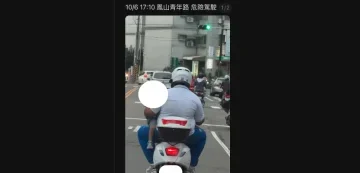 左手抱幼童、右手騎機車！高雄鳳山驚險一幕　網友直呼危險