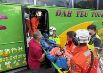 新竹北埔遊覽車撞民宅！　3人受傷送醫