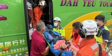新竹北埔遊覽車撞民宅！　3人受傷送醫