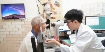 左眼「卡死」右眼「硬如石」 88歲翁白內障手術重拾雙眼視力