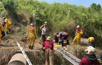 快訊／國3關廟段嚴重事故！拖板車翻落邊坡　駕駛受困2小時OHCA送醫