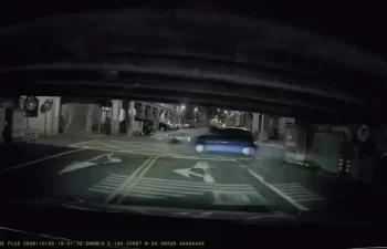 彰化中央路橋下驚險碰撞！機車雙載父女遭轎車撞飛　事故瞬間曝光