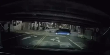 彰化中央路橋下驚險碰撞!機車雙載父女遭轎車撞飛 事故瞬間曝光