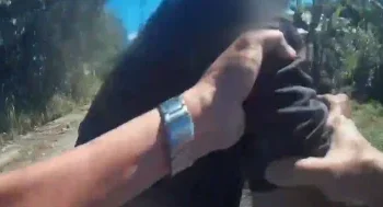 通緝犯拒捕踢警丟東西企圖撞警車！　警逮捕送辦開14張告發單