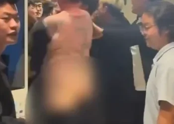 影／以為要大打出手！霸氣脫衣「褲子跟著滑落」當眾露屁股秒變搞笑片　當事人說明原因了