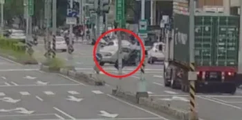 新店車禍母親骨折4歲兒內出血！　共乘機車與自小客車相撞送醫