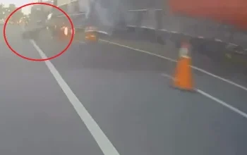 烏日機車被路邊強風吹起棚架帆布勾到摔車！　搭棚架未申請警方將開罰