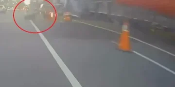 烏日機車被路邊強風吹起棚架帆布勾到摔車! 搭棚架未申請警方將開罰
