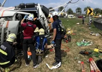 快訊／國1新營交流道翻車！水泥車撞護欄摔落邊坡　駕駛受困送醫