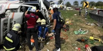 快訊／國1新營交流道翻車！水泥車撞護欄摔落邊坡　駕駛受困送醫