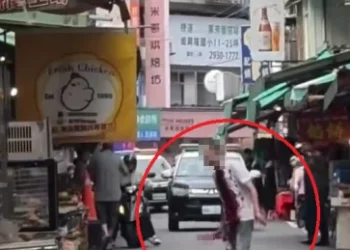 失控男文山區市場內揮刀咆哮！　警消到場制伏戒護就醫