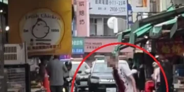 失控男文山區市場內揮刀咆哮! 警消到場制伏戒護就醫