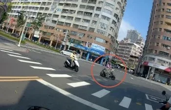 偷鷹架竟用機車載！61歲男「3支架1橫板」放腳踏墊　警一眼識破