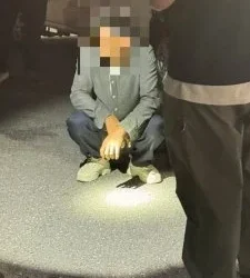 花蓮東大門夜市驚傳持刀隨機追砍！荷蘭女遊客頭髮被削掉一截　兇嫌落網警方偵訊中