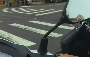 1支煙害逃亡13年破功！男子騎機車手叼香煙遭警攔查  通緝犯身分曝光