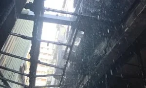 台中西屯住宅火警！1樓後方陷火海燒毀25平方公尺　消防急射水搶救