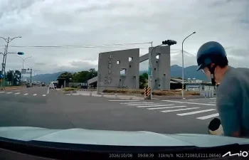 台東大學附近汽車右轉撞直行機車！原PO問「是我全責嗎？」網友曝鑑定經驗掀論戰