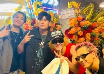 周杰倫現身BIGBANG演唱會！送花籃祝賀20週年曬出合照