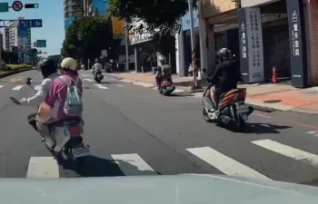 「手一舉就鬼切！」微型電動車從最右側橫跨2車道　汽車駕駛傻眼