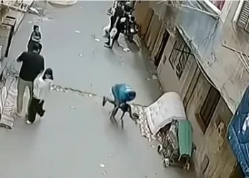 影／神救援！男童失足從2樓墜落　 男子「衝上前徒手接住」驚險影片瘋傳