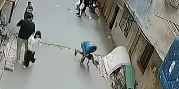 影／神救援！男童失足從2樓墜落　 男子「衝上前徒手接住」驚險影片瘋傳