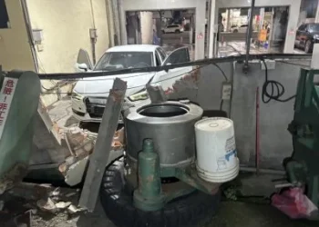 台中女駕駛洗車疑誤踩油門！轎車暴衝撞倒圍牆　驚人現場曝光