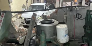 台中女駕駛洗車疑誤踩油門!轎車暴衝撞倒圍牆 驚人現場曝光