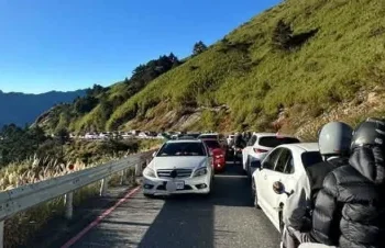 國慶連假武嶺爆塞！C300違停卡死200輛車　車主回應讓網友怒了
