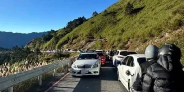 國慶連假武嶺爆塞!C300違停卡死200輛車 車主回應讓網友怒了
