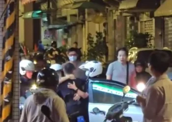 攔車持石塊砸對方！　基隆行車糾紛爆衝突