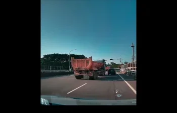 國1湖口交流道砂石車疑切換車道　右側小客車遭擦撞