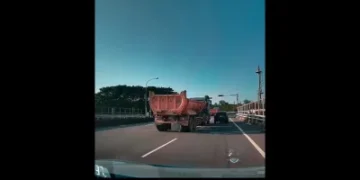 國1湖口交流道砂石車疑切換車道 右側小客車遭擦撞