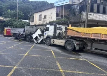 車頭斷裂駕駛骨折！　台二線兩輛砂石車對撞