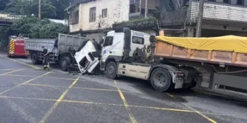 車頭斷裂駕駛骨折! 台二線兩輛砂石車對撞