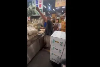 450元菱角疑臭酸！台中男怒衝攤位狂撒菱角　女攤商求饒、警追查涉4罪