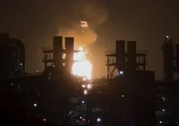 國慶夜高雄林園火光沖天！中油證實壓縮機跳車　燃燒塔猛烈噴火
