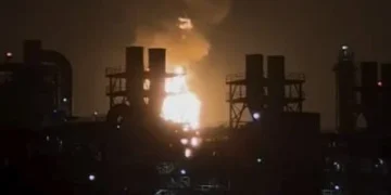 國慶夜高雄林園火光沖天！中油證實壓縮機跳車　燃燒塔猛烈噴火