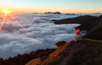 太美了！合歡山日出照亮整片雲海　國旗迎風飄揚慶雙十