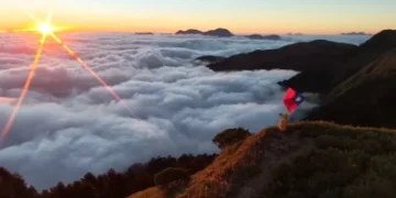 太美了!合歡山日出照亮整片雲海 國旗迎風飄揚慶雙十