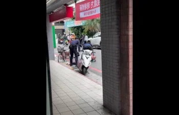 誤會藥局詐騙！蘆洲69歲男當街與警爆衝突　遭壓制畫面曝光