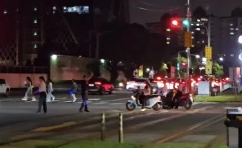 （獨家）號誌壞交通1／高雄公園音樂節散場大塞車！紅綠燈卡車流　警「人肉擋車」救援