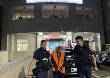 高雄驚悚砍人！62歲男持20公分水果刀砍妻　友人空手奪刀濺血