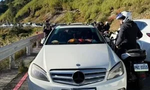 武嶺賓士C300違停擋車潮!警方出手了 涉妨害公眾往來安全將函送檢方