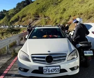武嶺賓士C300違停擋車潮！警方出手了　涉妨害公眾往來安全將函送檢方