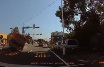 桃園砂石車失控衝進中古車行！6輛車遭撞毀　業者估損失逾300萬