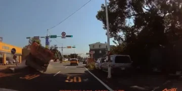 桃園砂石車失控衝進中古車行!6輛車遭撞毀 業者估損失逾300萬