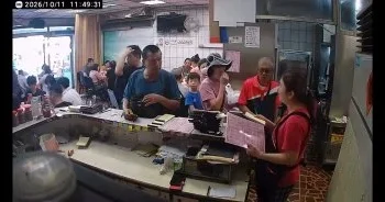 影／餐廳客滿不接外帶！男客當場失控嗆「囂張三小叫老闆出來」　中壢店家PO監視器影片：有這麼餓嗎？