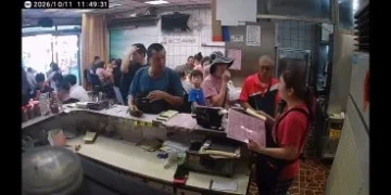 影/餐廳客滿不接外帶!男客當場失控嗆「囂張三小叫老闆出來」 中壢店家PO監視器影片:有這麼餓嗎?