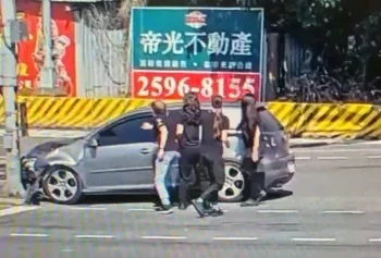 士林自撞民眾拍打車子駕駛才步出車外　兩小時後徒步至派出所查出毒駕！ 